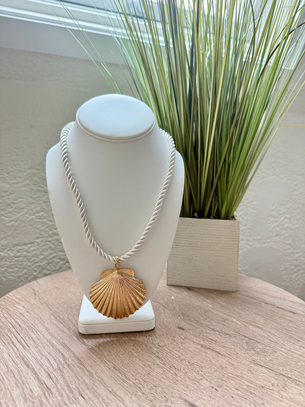 Shell Necklace with gold pearls