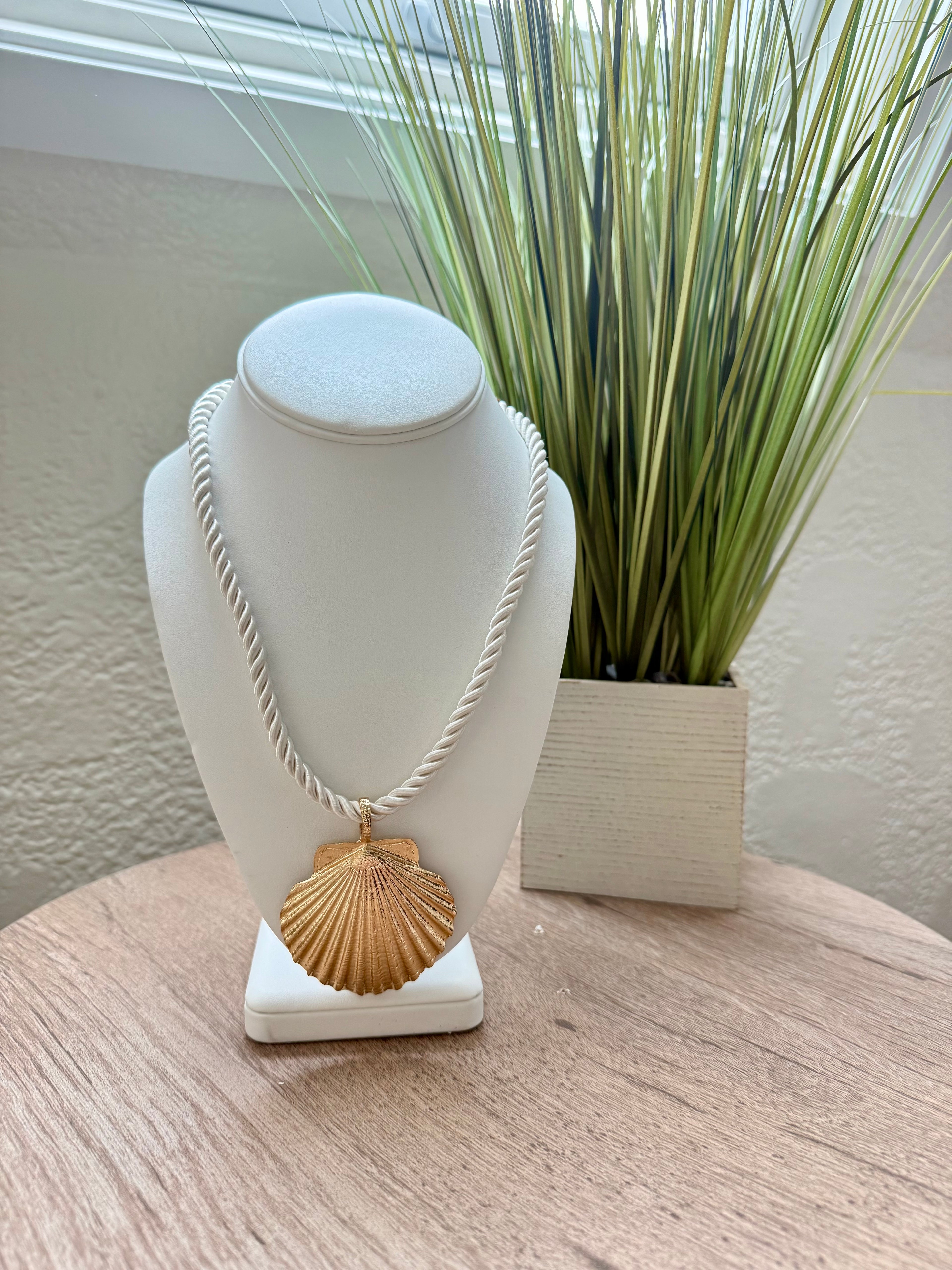 Shell Necklace with gold pearls